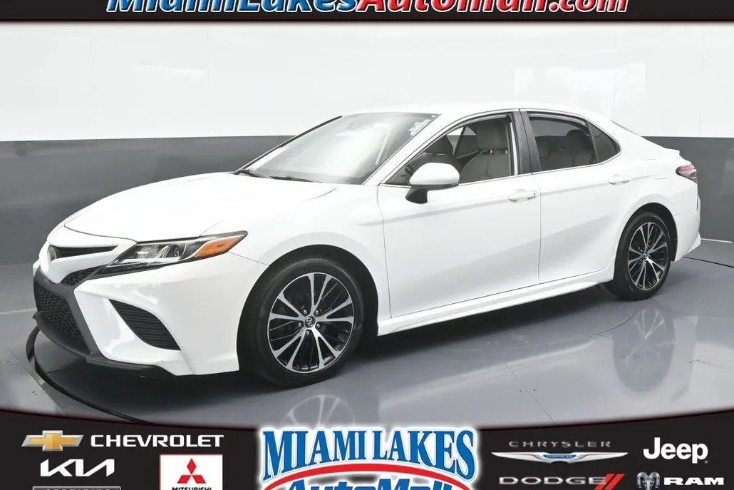 2019 Toyota Camry SE photo 1