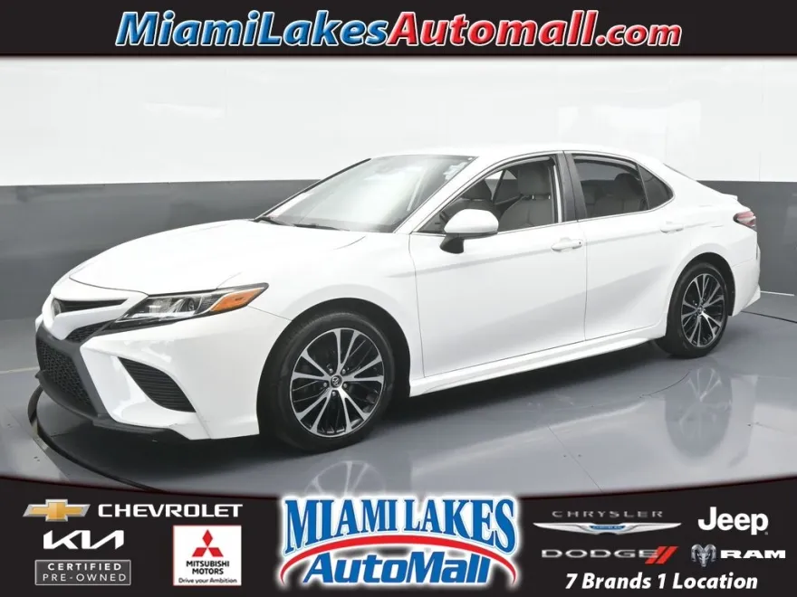 2019 Toyota Camry SE photo 1