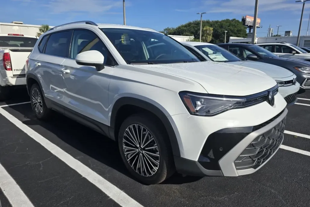 2025 Volkswagen Taos SE photo 1