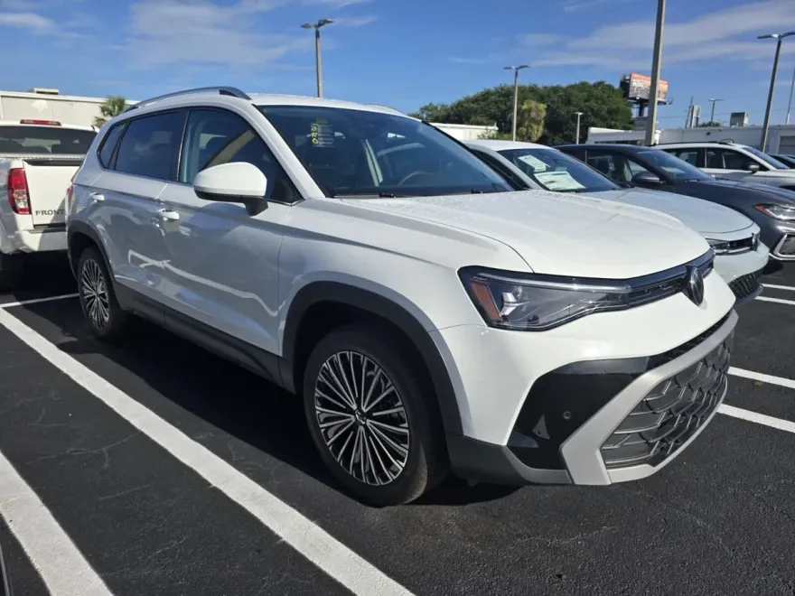 2025 Volkswagen Taos SE photo 1