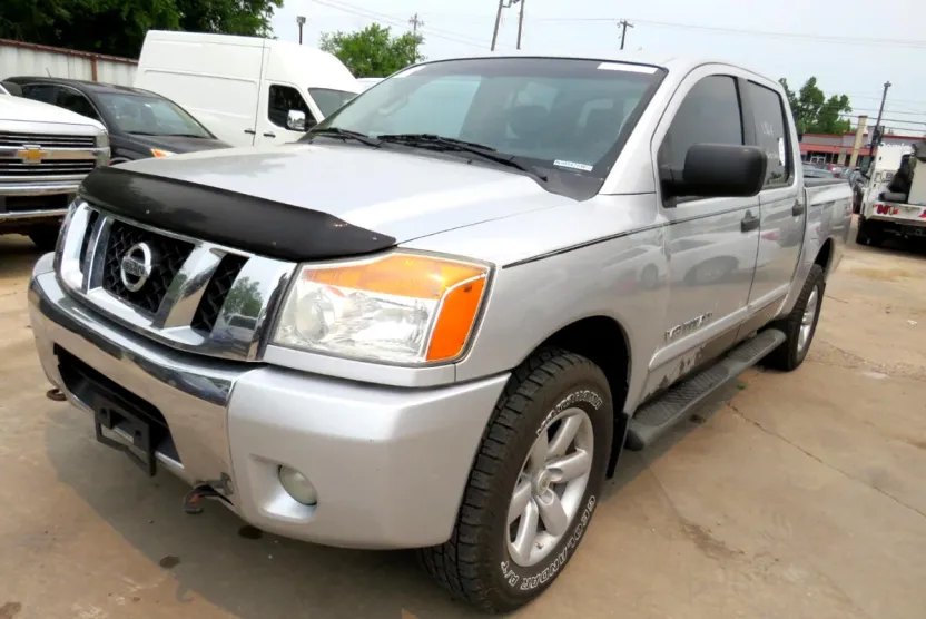 2015 Nissan Titan Crew Cab SV photo 1