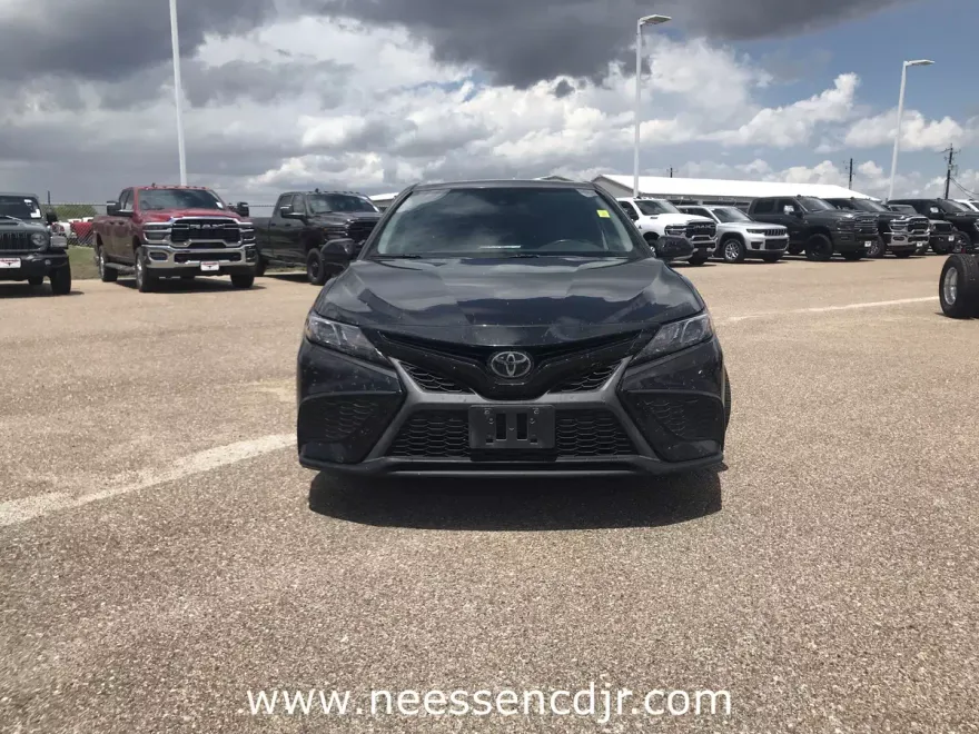 2022 Toyota Camry SE photo 1