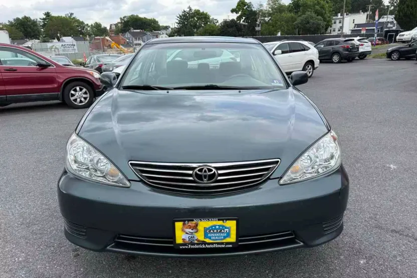 2005 Toyota Camry LE photo 1