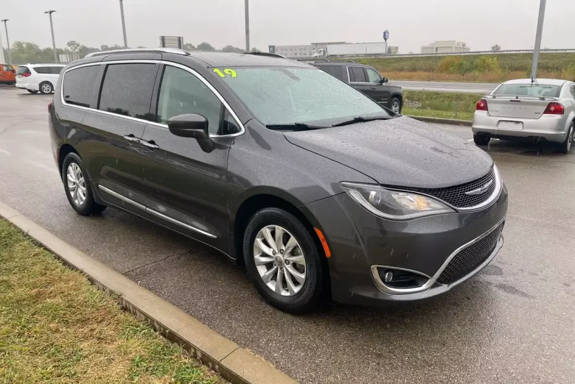 2019 Chrysler Pacifica Touring L photo 1