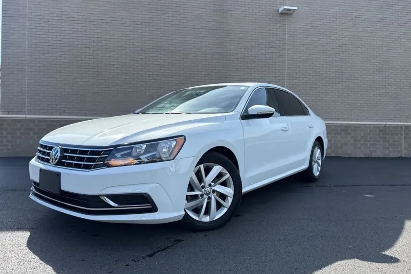 2018 Volkswagen Passat 2.0T SE photo 1
