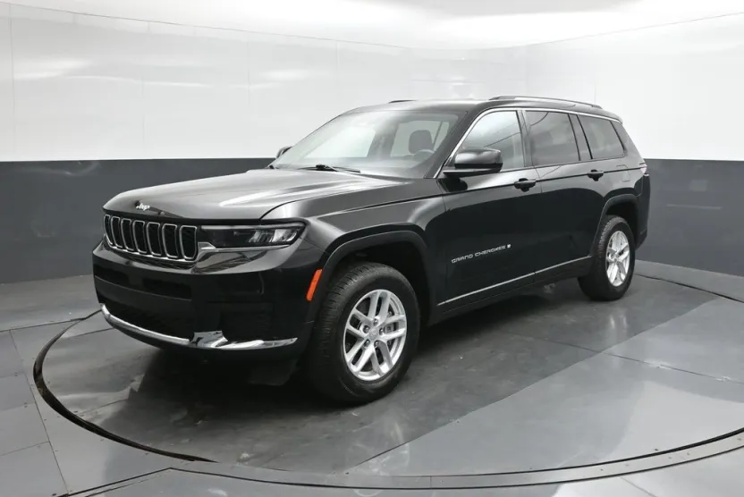 2023 Jeep Grand Cherokee Laredo photo 1