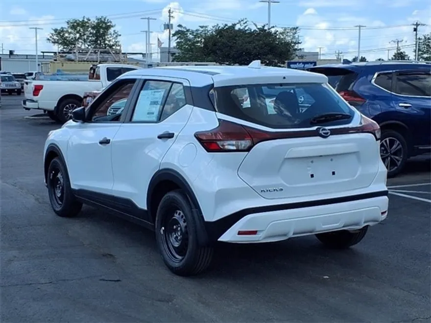 2025 Nissan Kicks Play S photo 1