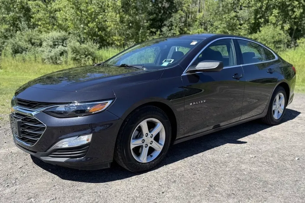 2022 Chevrolet Malibu LS photo 1