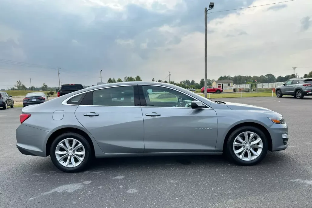 2024 Chevrolet Malibu 1LT photo 1