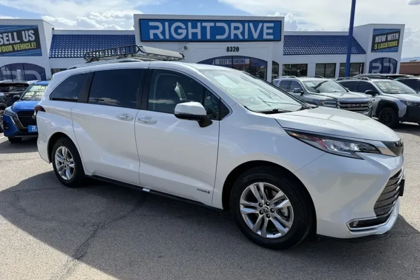 2021 Toyota Sienna Limited photo 1