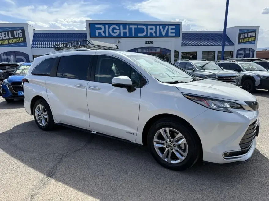 2021 Toyota Sienna Limited photo 1