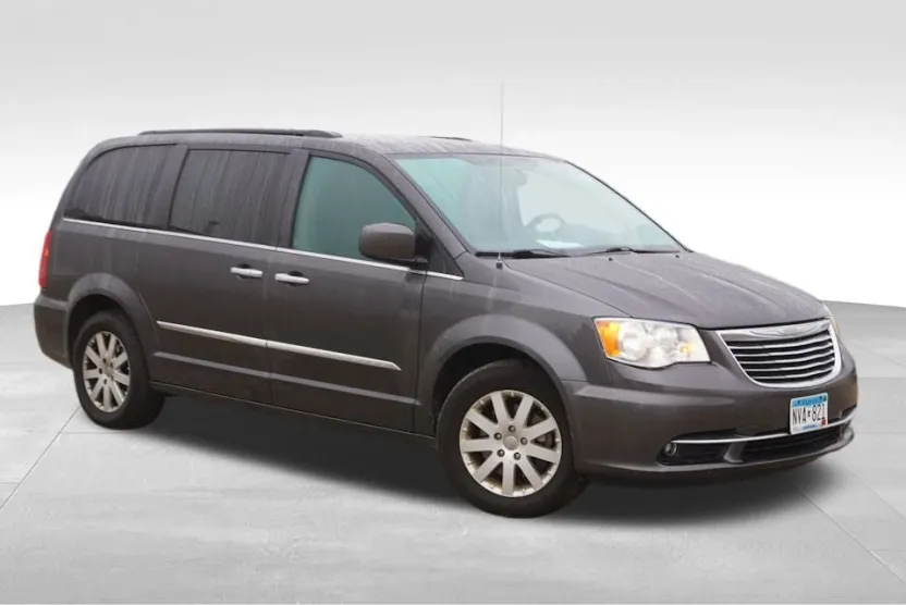 2016 Chrysler Town & Country Touring photo 1