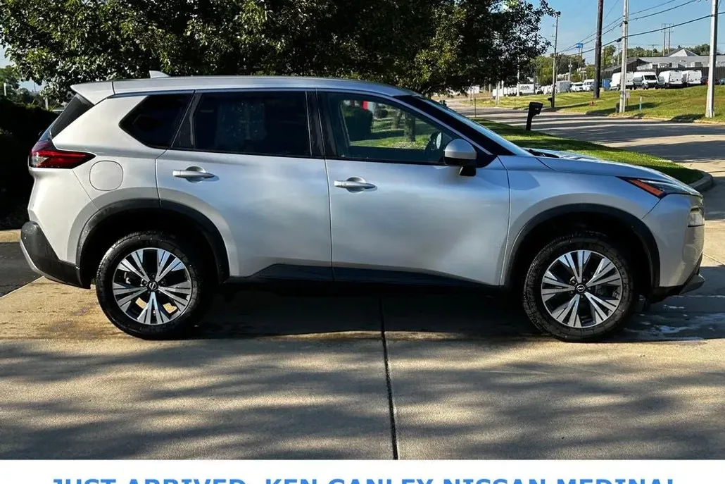 2023 Nissan Rogue SV photo 1