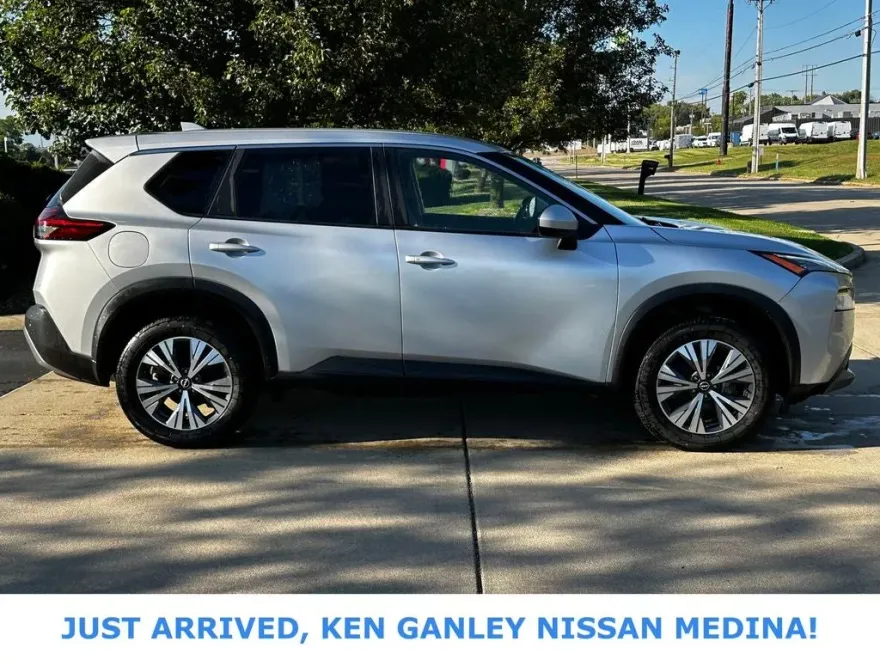 2023 Nissan Rogue SV photo 1
