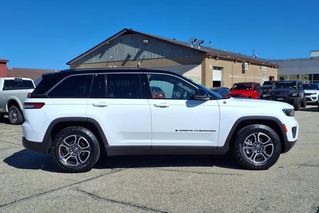 2022 Jeep Grand Cherokee Trailhawk photo 1