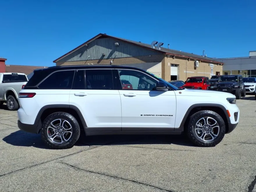 2022 Jeep Grand Cherokee Trailhawk photo 1