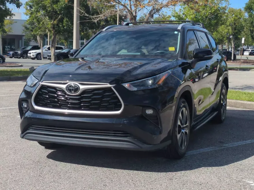 2022 Toyota Highlander XLE photo 1