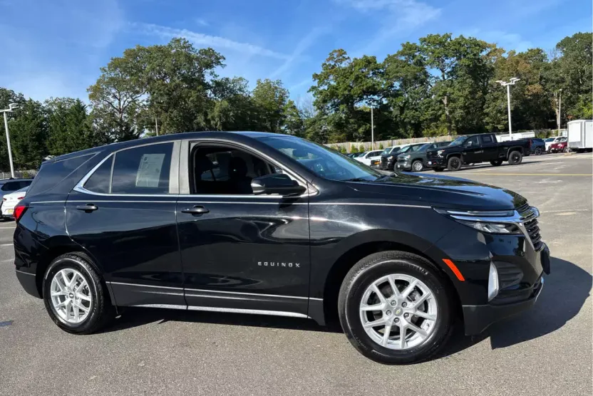 2023 Chevrolet Equinox LT photo 1