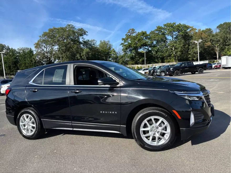 2023 Chevrolet Equinox LT photo 1