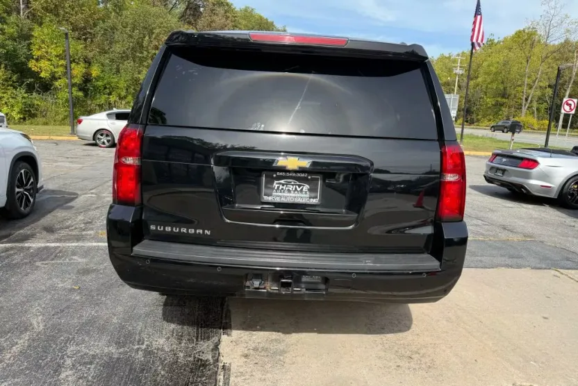 2018 Chevrolet Suburban LT photo 1