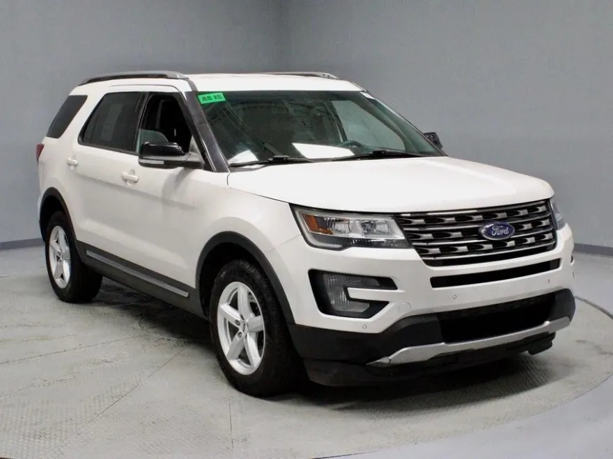 2017 Ford Explorer XLT photo 1