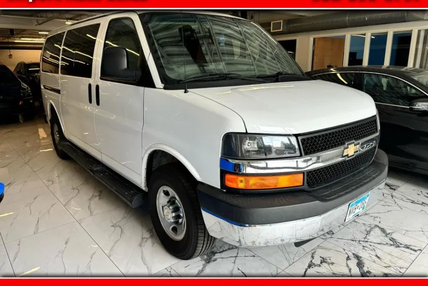 2016 Chevrolet Express Passenger photo 1