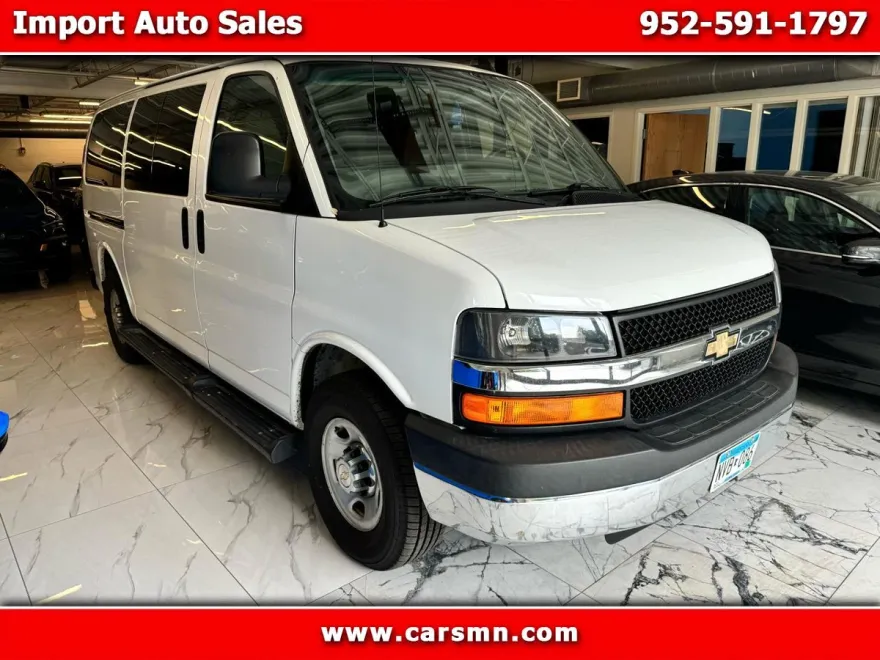 2016 Chevrolet Express Passenger photo 1