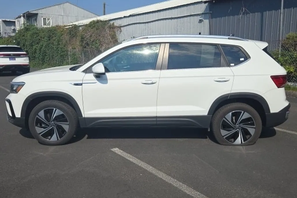 2023 Volkswagen Taos SE photo 1