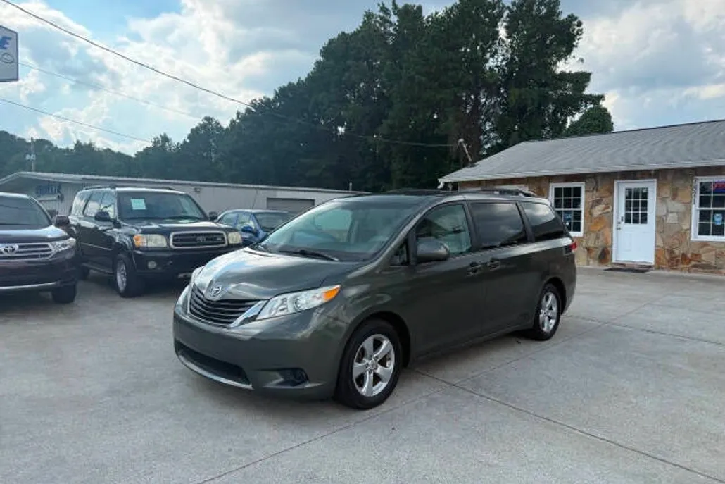 2012 Toyota Sienna LE photo 1