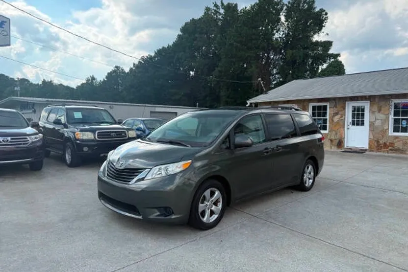 2012 Toyota Sienna LE photo 1