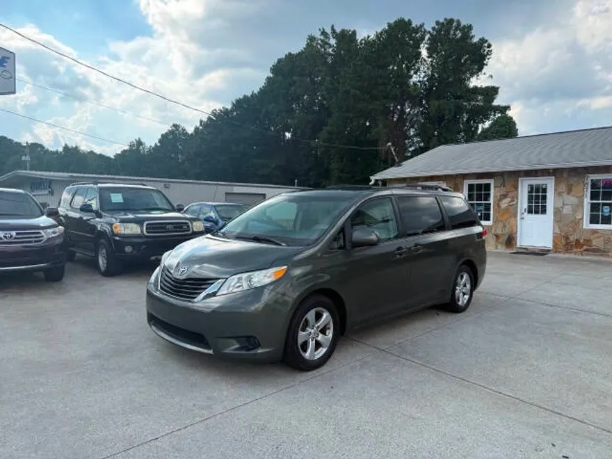 2012 Toyota Sienna LE photo 1