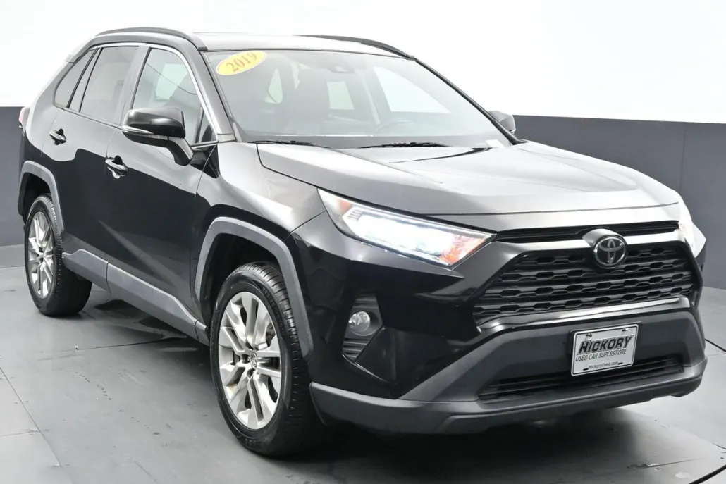 2019 Toyota RAV4 XLE Premium photo 1