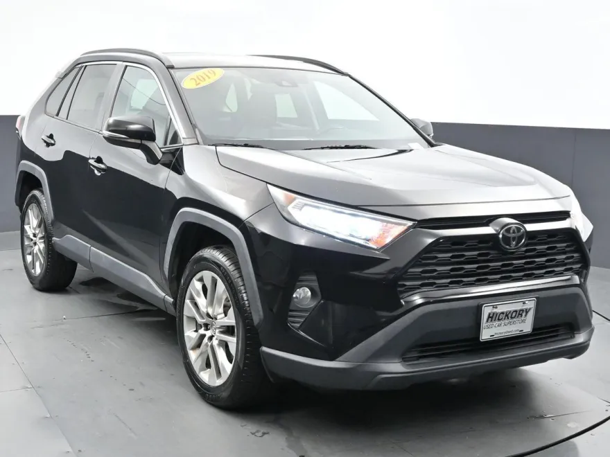 2019 Toyota RAV4 XLE Premium photo 1