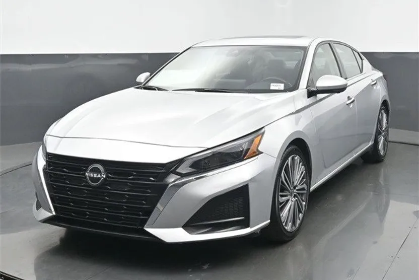 2023 Nissan Altima 2.5 SL photo 1
