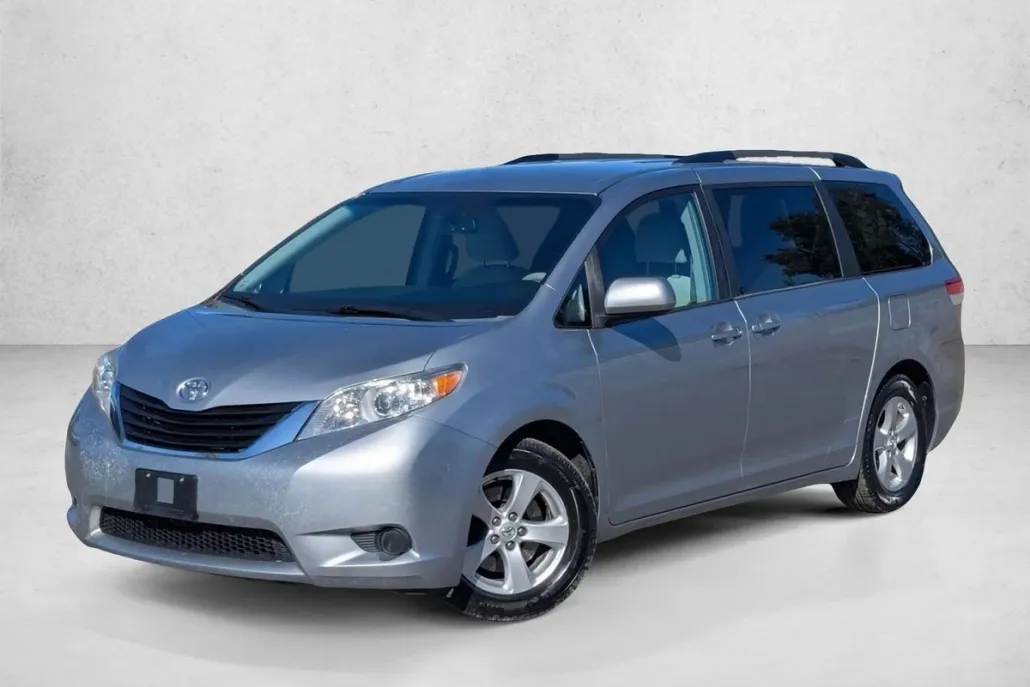 2013 Toyota Sienna LE photo 1