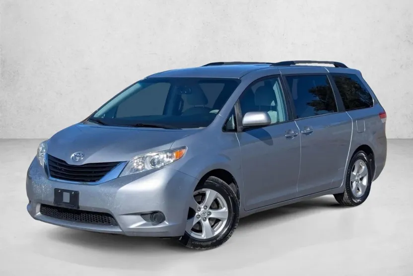 2013 Toyota Sienna LE photo 1