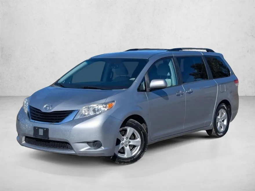 2013 Toyota Sienna LE photo 1