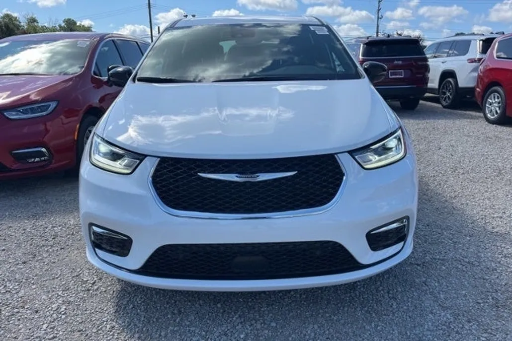 2026 Chrysler Pacifica photo 1