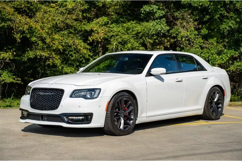 2023 Chrysler 300 C photo 1