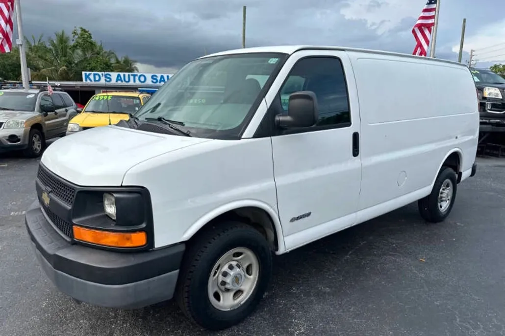 2004 Chevrolet Express 2500 Van photo 1