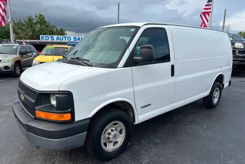 2004 Chevrolet Express 2500 Van photo 1