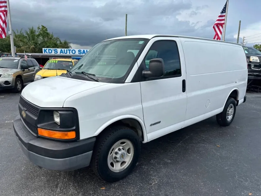 2004 Chevrolet Express 2500 Van photo 1