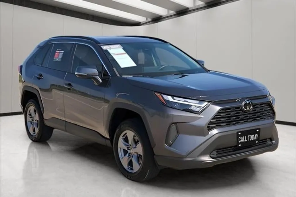 2023 Toyota RAV4 XLE photo 1