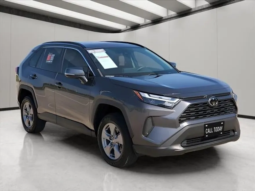 2023 Toyota RAV4 XLE photo 1