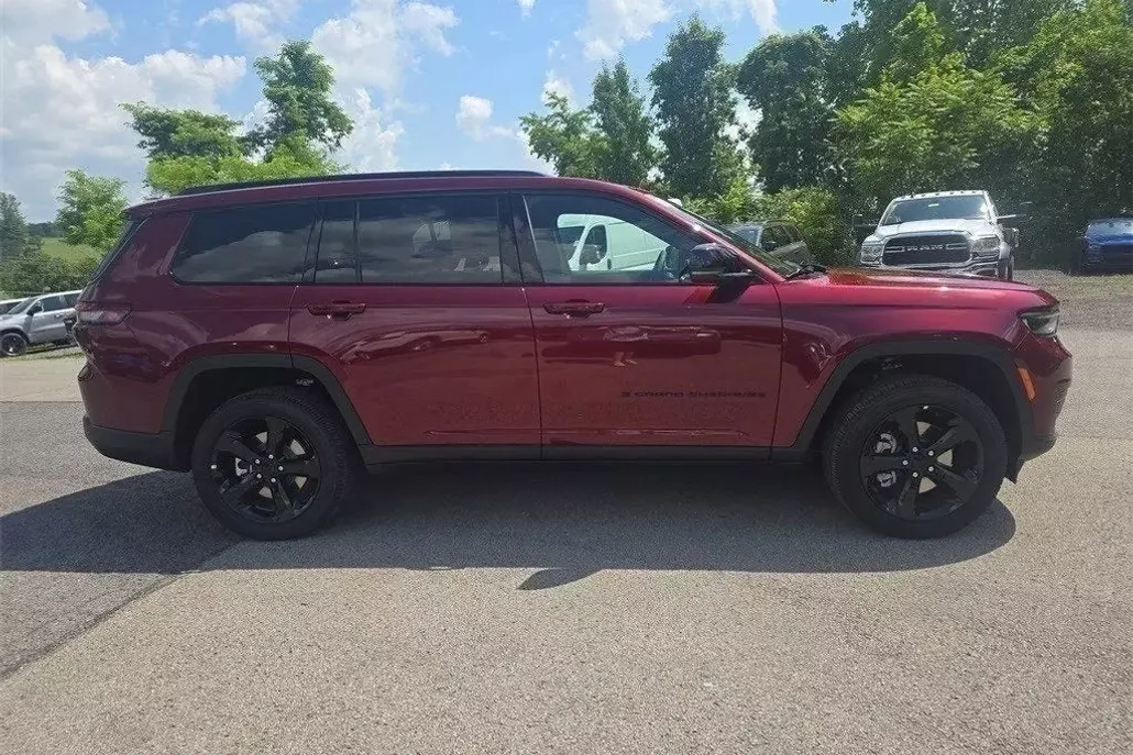 2025 Jeep Grand Cherokee Altitude photo 1