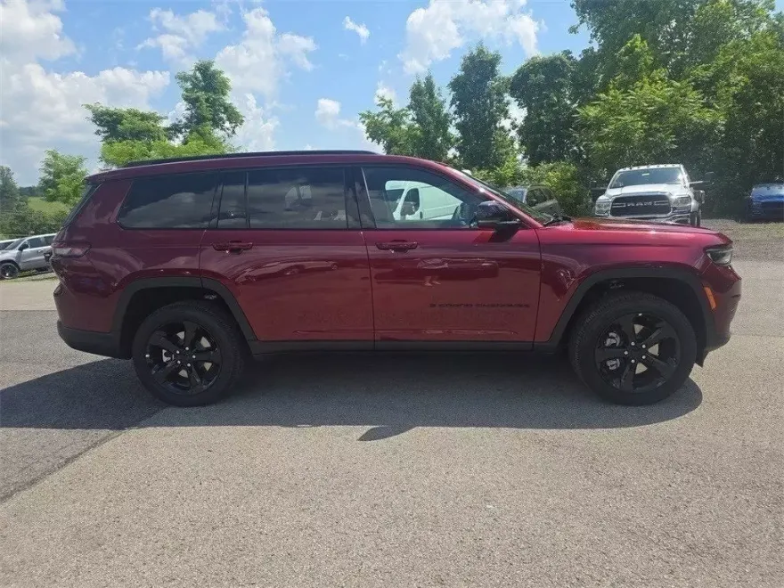 2025 Jeep Grand Cherokee Altitude photo 1