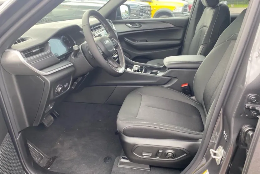 2025 Jeep Grand Cherokee Laredo X photo 1