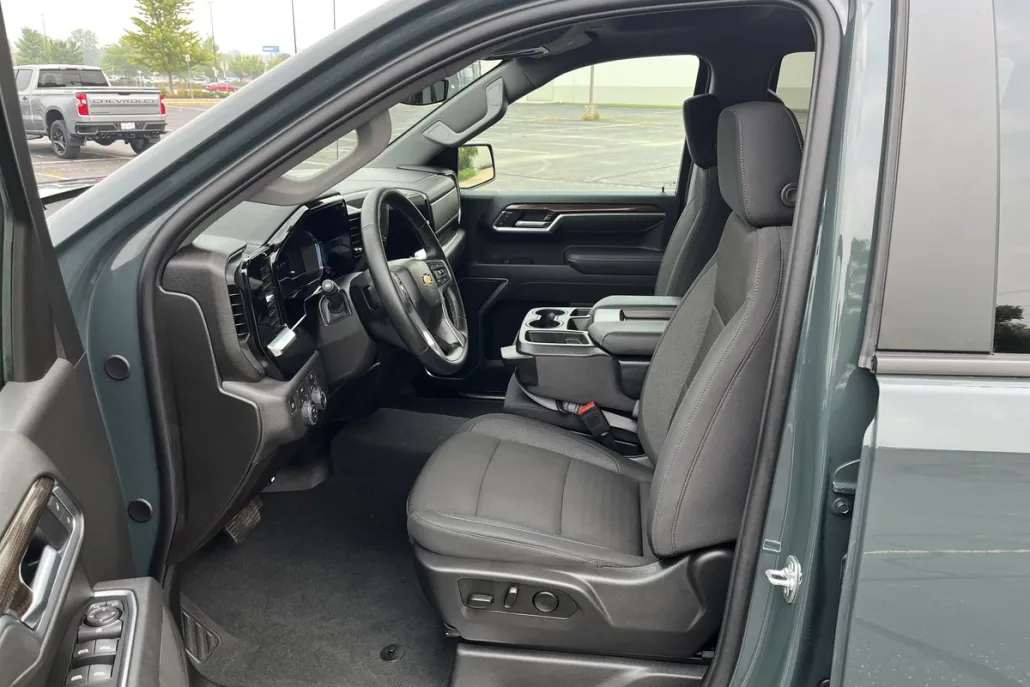 2025 Chevrolet Silverado 1500 LT photo 1