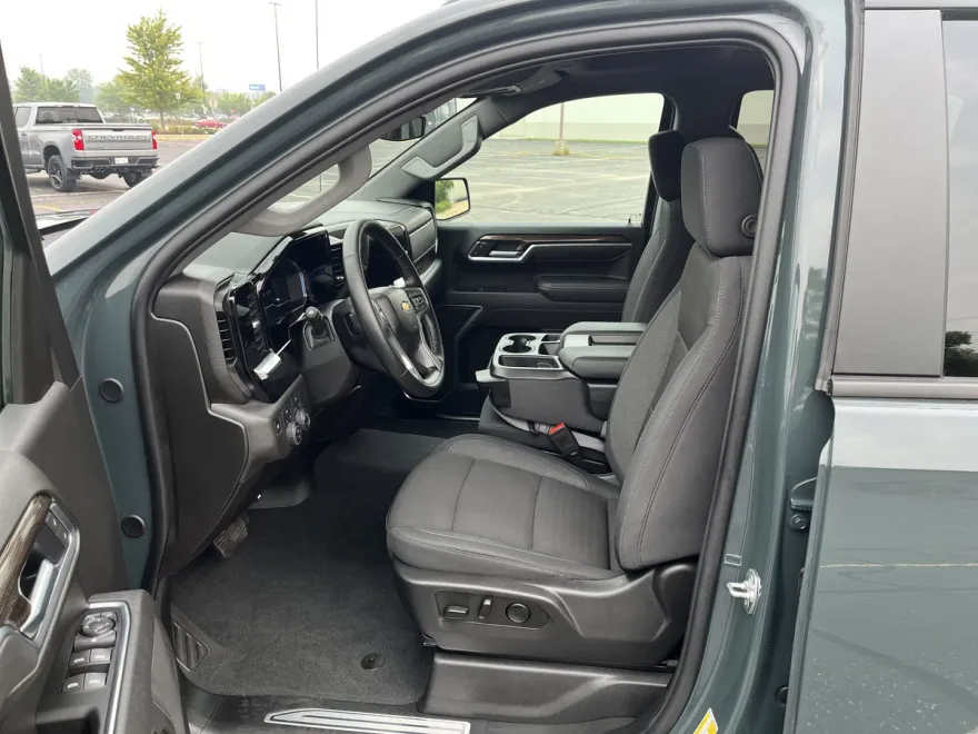 2025 Chevrolet Silverado 1500 LT photo 1