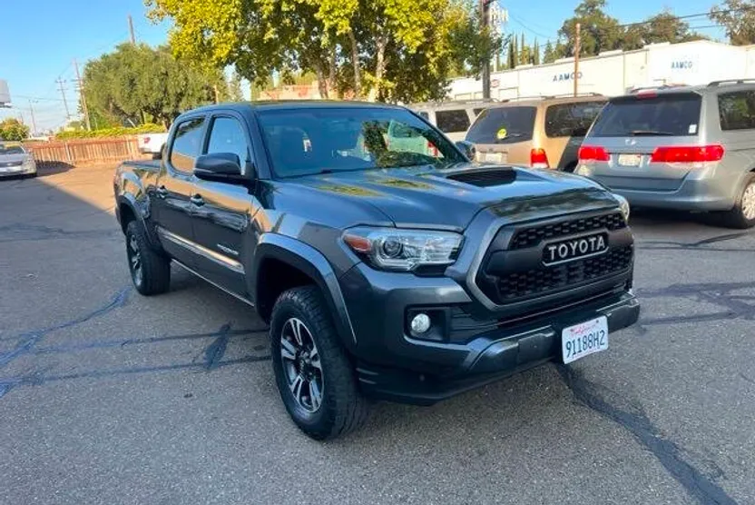 2017 Toyota Tacoma TRD Sport photo 1